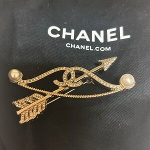 CHANEL Pearl and Rhinestone Arrow Brooch in Pouch